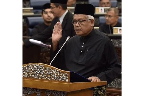 'GIMIK':Ketua Pembangkang, Datuk Seri Hamzah Zainuddin, berkata usul undi percaya itu sebagai gimik dan menimbulkan banyak persoalan. - Foto FACEBOOK HAMZAH ZAINUDDIN