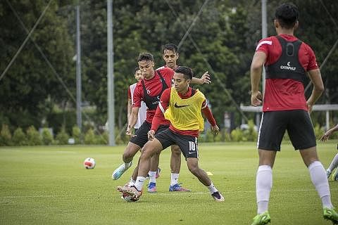 YAKIN: Ilhan (kiri) dan Faris Ramli antara pilihan serangan Singapura untuk Piala AFF 2022. - Foto PERSATUAN BOLA SEPAK SINGAPURA