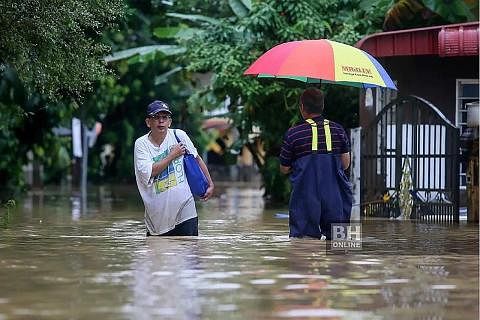 TIADA PILIHAN: Penduduk di Kampung Pulau Rusa, Terengganu, terpaksa mengharungi banjir untuk keluar mendapatkan bekalan makanan sebaik sahaja hujan berhenti, sekalipun tahu akan risikonya. - Foto FACEBOOK/ NSTP KESAN BANJIR: Kerosakan dan masalah per