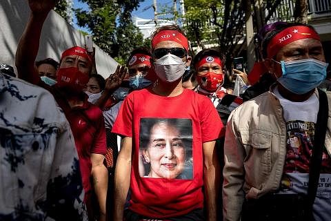 MAHUKAN SUARA DIDENGARI: Warga Myanmar berhimpun di luar kedutaan Myanmar di Bangkok baru-baru ini, untuk mengetengahkan perjuangan mereka, termasuk berhubung layanan yang diberikan kepada Cik Aung San Suu Kyi. - Foto AFP