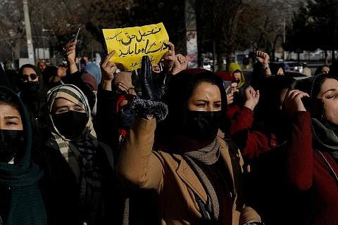 KUAT KUASA PERINTAH: Askar Taleban (atas) siap bersenjata mengawal di luar Universiti Kabul yang melarang kaum wanita daripada memasuki kampus. - Foto EPA-EFE SUARAKAN BANTAHAN: Wanita Afghanistan (kiri) melaungkan slogan sebagai protes terhadap penu