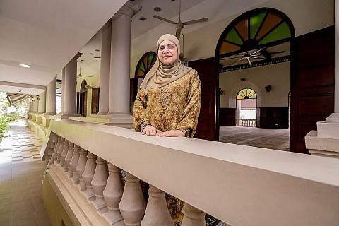 KENANG SEJARAH MASJID: Sharifah Zahra Syed Junied Aljunied yang merupakan generasi kelima pengasas Masjid Omar Kampong Melaka, Syed Omar Ali Aljunied, menghargai kisah perjuangan ramai individu yang menjadikan masjid pertama dan tertua Singapura itu 