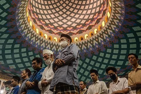 TINJAUAN: Sebanyak 93 peratus responden beragama Islam menunjukkan mereka berpuasa di bulan Ramadan dan 80 peratus melaksanakan solat setiap hari. - Foto AFP