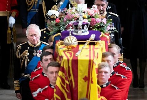 UPACARA PENGEBUMIAN: Anggota tentera mengusung jenazah Ratu Elizabeth II. (Gambar sisipan) Foto Ratu Elizabeth yang diambil pada Mei 2015. - Foto-foto REUTERS, AFP