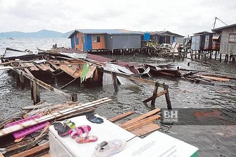 ROBOH DIBADAI ARUS: Lokasi dua rumah yang roboh dalam kejadian fenomena air pasang besar yang berlaku pada 22 Disember lalu di Kampung Tanjung Aru Baru, Kota Kinabalu, Sabah. - Foto BHM
