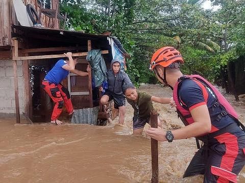 BENCANA ALAM: Gambar oleh Biro Perlindungan Kebakaran (BFP) Filipina menunjukkan anggota bomba menyelamatkan penduduk dari rumah yang dilanda banjir semasa Hari Natal di bandar Gingoog, wilayah Misamis Oriental, Filipina. - Foto EPA-EFE