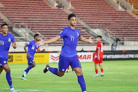 TAJAM DI DEPAN GOL: Irfan meraikan golnya dalam kemenangan Singapura ke atas Laos di Stadium Nasional Baru Laos di Vientiane malam tadi. - Foto FAS