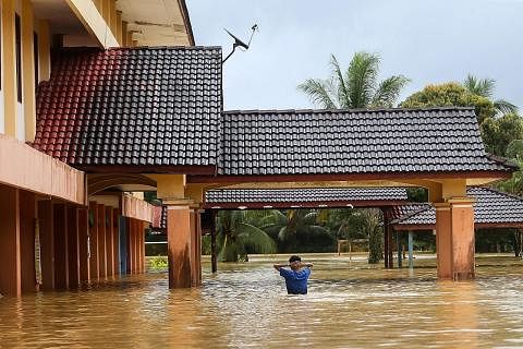 BANJIR BURUK: Inilah keadaan sebuah bangunan yang 'ditenggelami' banjir yang melanda Terengganu. - Foto EPA-EFE