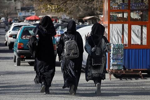DILARANG TIMBA ILMU: Kelihatan sekumpulan pelajar wanita berjalan berdekatan Universiti Kabul, di Kabul, Afghanistan yang berdepan dengan larangan untuk mengikuti pengajian di menara gading mulai bulan ini. - Foto REUTERS