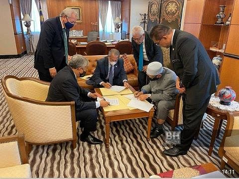 DULU BEKERJASAMA: Tan Sri Muhyiddin Yassin (gambar kanan, duduk, tengah) bersama Datuk Seri Dr Ahmad Zahid Hamidi (duduk, kiri) dan Tan Sri Abdul Hadi Awang (duduk, kanan) menandatangani dokumen selepas pertemuan enam mata berhubung kemelut politik P