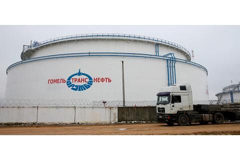 BEKALAN MINYAK: Tangki simpanan minyak di stesen pengepaman minyak Gomel Transneft, Russia, yang menyalurkan minyak mentah menerusi saluran paip Druzhba yang dihalakan ke barat berdekatan Mozyr, Belarus, untuk bekalan Eropah. - Foto REUTERS