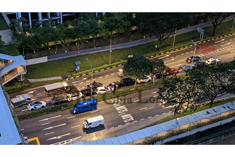TERSADAI DI JALAN RAYA: Dalam gambar yang disiarkan di 'Beh Chia Lor' - laman Facebook Jalan Raya Singapura - 13 daripada kenderaan itu boleh dilihat tersadai di lorong paling kanan jalan. Satu kenderaan itu pula dilihat di lorong tengah. - Foto BEH CHIA LOR - SINGAPORE ROAD