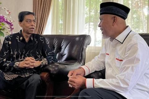 PERLUAS SEPAK TAKRAW: Halim (kiri) bertemu Gabernor Sumatera Barat, Encik Mahyeldi Ansarullah, dalam lawatannya ke sana minggu lalu. – Foto ihsan ABDUL HALIM KADER