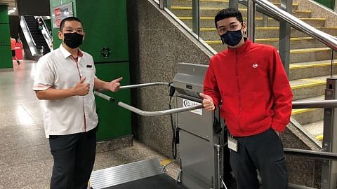 Staf SMRT gotong-royong bantu penumpang selepas lif rosak