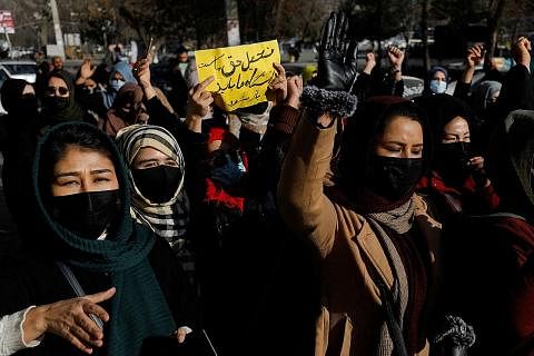 BANTAH: Sekumpulan wanita di Kabul, Afghanistan melaungkan slogan sebagai bantahan terhadap arahan pihak berkuasa Taleban menutup universiti di serata negara itu kepada wanita. - Foto REUTERS