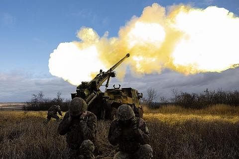 BEDILAN BERTERUSAN: Anggota tentera Ukraine melepaskan tembakan menggunakan howitzer Caesar pandu sendiri ke arah kedudukan Russia di timur Ukraine pada 28 Disember. - Foto AFP