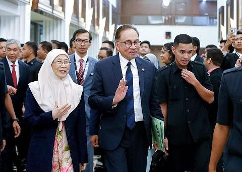 KESTABILAN POLITIK: Selepas menunggu 24 tahun, Datuk Seri Anwar Ibrahim (tengah) dilantik sebagai Perdana Menteri ke-10, sekali gus melakar sejarah yang mewarnai Malaysia pada 2022. - Foto AFP