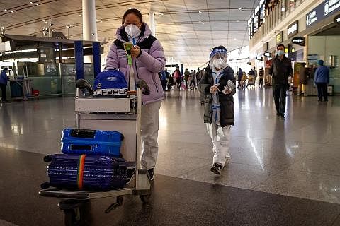 ENCIK XI JINPING SEKATAN DILONGGAR: Beberapa penumpang kelihatan berjalan di Lapangan Terbang Antarabangsa Beijing. Beberapa negara seperti UK, Perancis, Amerika Syarikat, Australia, Canada, Sepanyol dan Italy mengenakan sekatan untuk pelancong yang 