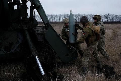 PERANG DUA NEGARA: Kelihatan askar Ukraine meletakkan roket ke pelancar sebagai membalas serangan Russia yang menceroboh negara itu pada 24 Februari tahun lalu. Amerika Syarikat menganggarkan Moscow dan Kyiv masing-masing menghadapi 100,000 kematian 