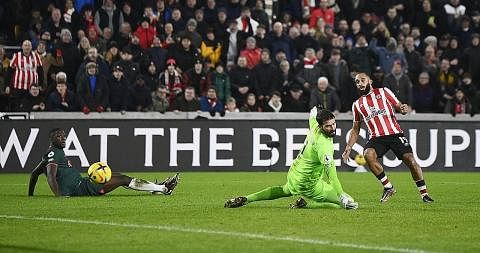 GOL KETIGA: Pemain Brentford, Bryan Mbeumo (kanan) menjaringkan gol ketiga pasukannya ketika menentang Liverpool di Stadium Komuniti Brentford dekat London, Britain. - Foto Reuters