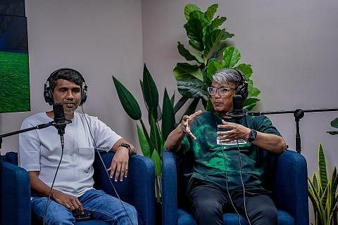 PERLU UBAH: Noor Ali (kiri) dan Yakob Hashim berbincang mengenai hala tuju bola sepak Singapura dalam podcast #NoTapis Extra Time baru-baru ini. - Foto BH oleh NUR DIYANA TAHA
