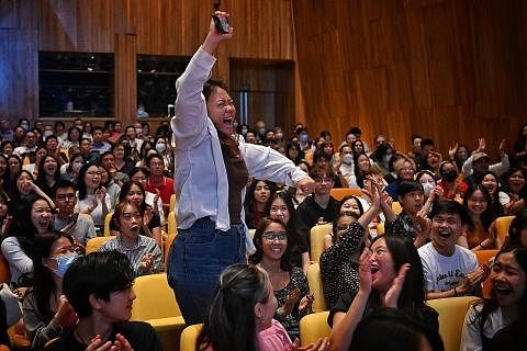 CEMERLANG SEKALI LAGI!: Hampir separuh daripada pelajar yang meraih markah sempurna di serata dunia - 55 daripada 120 - adalah dari Singapura. Salah seorang pelajar Sota menunjukkan reaksi sebelum naik ke pentas untuk menerima keputusan IB, semalam. 