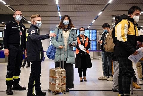 SEDIA DIUJI PERIKSA: Penumpang penerbangan dari China menunggu dalam barisan untuk memeriksa dokumen vaksinasi Covid-19 mereka sebagai langkah pencegahan terhadap koronavirus, selepas tiba di lapangan terbang Paris-Charles-de-Gaulle di Roissy, di lua
