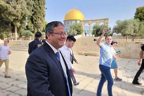 LAWATAN KONTROVERSIAL: Menteri Keselamatan Israel yang baru, Encik Itamar Ben-Gvir, dilihat mengunjungi pekarangan Masjid Al Aqsa - tempat suci ketiga bagi umat Islam dan juga dianggap tempat paling suci bagi penganut Yahudi, yang menamakan pekaranga