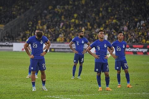 KECEWA: Reaksi pemain Singapura selepas tewas kepada Malaysia 1-4 di Stadium Bukit Jalil pada Selasa lalu sekali gus tersingkir daripada Piala AFF 2022. - Foto BH oleh MARK CHEONG NASIB MALANG: Ikhsan (tengah) dan Ilhan (kanan) masing-masing mengalam