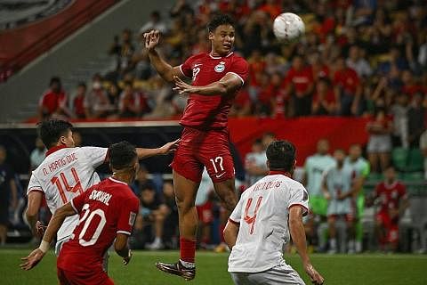 TIADA MASALAH: Singapura dan Vietnam berentap di Stadium Jalan Besar bagi perlawanan pusingan kumpulan Piala AFF pada 30 Disember lalu. - Foto BH oleh ARIFFIN JAMAR