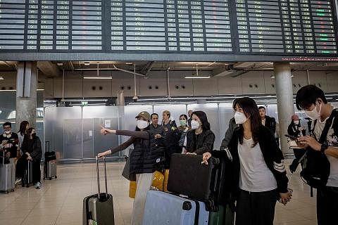 TERIMA RAMAI PELANCONG: Pelancong luar negara tiba di Lapangan Terbang Suvarnabhumi di Bangkok. Thailand dijangka menerima lebih ramai pelancong dari China tahun ini. - Foto AFP