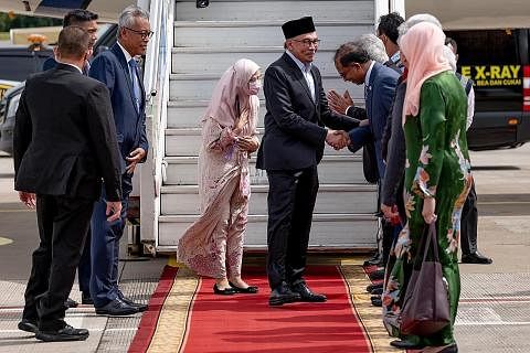 KETIBAAN DI JAKARTA: Datuk Seri Anwar (bersongkok) dan isteri, Datuk Seri Dr Wan Azizah Wan Ismail, tiba di Lapangan Terbang Antarbangsa Soekarno-Hatta, Jakarta semalam dengan disambut pegawai-pegawai Indonesia. - Foto FACEBOOK DATUK SERI ANWAR IBRAH