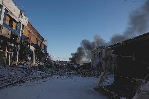 HANCUR MUSNAH: Kepulan asap akibat serangan tentera Russia di barisan hadapan bandar Donbas Bakhmut, Ukraine. - Foto REUTERS