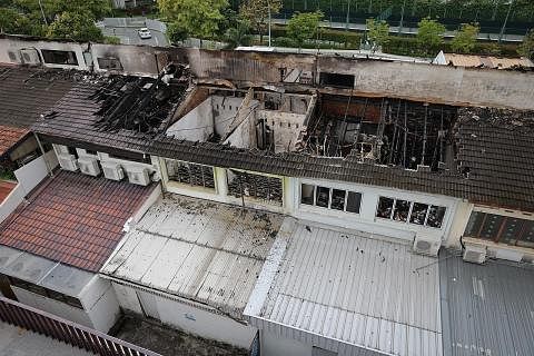 DIJILAT API: Akibat kebakaran api yang berlaku di rumah teres sepanjang East Coast Road yang telah juga menjejas rumah-rumah teres berdekatannya. - Foto BH oleh ONG WEE JIN