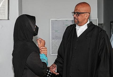 TERSELAMAT DARI HUKUMAN: Nurul Shakila Mohd Ikram Rajoo (gambar kiri, dilihat bersama peguamnya) terlepas dari hukuman gantung kerana didapati tidak mempunyai niat bersama mengedar dadah. Namun, suaminya, Mohd Salleh Meerasha (berbaju putih, gambar s