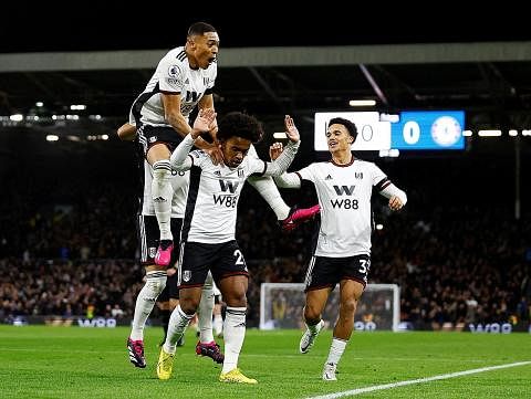GOL PEMBUKAAN: Pemain Fulham, Vinicius Junior (kiri) dan Atonee Robinson (kanan) meraikan gol Willian (tengah) dalam kemenangan 2-1 atas Chelsea di Craven Cottage semalam. - Foto REUTERS