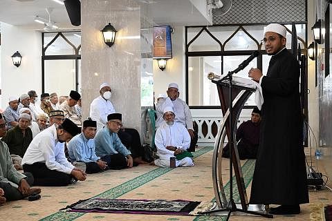 DIWAKAF: Mufti Singapura, Dr Nazirudin Mohd Nasir sampaikan tazkirah sempena mewakafkan ruang iktikaf masjid itu secara rasmi sebelum pimpin khutbah dan solat Jumaat semalam. WAKAF: Mufti Singapura, Dr Nazirudin Mohd Nasir sampaikan tazkirah sempena 