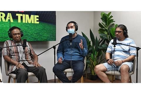 HARUS BANGKIT LEBIH BAIK: (Dari kiri) Jita Singh, Aide Iskandar dan Rafi Ali diundang untuk berbincang mengenai keadaan bola sepak Singapura dalam satu rakaman #NoTapis Extra Time di studio Berita Harian pada Rabu lalu. - Foto BH oleh KHALID BABA