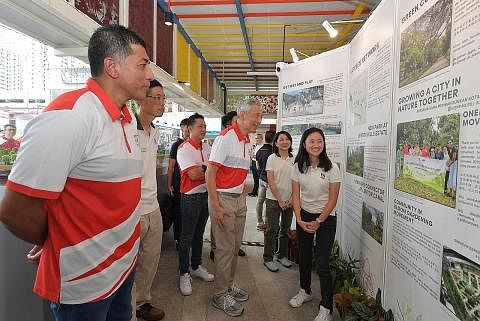 PAMERAN RANCANGAN PEMBANGUNAN: Perdana Menteri, Encik Lee Hsien Loong (tiga dari kiri), mengunjungi ke pameran rancangan pembangunan Ang Mo Kio yang memaparkan peningkatan kemudahan di Ang Mo Kio. - Foto BM oleh ALPHONSUS CHERN