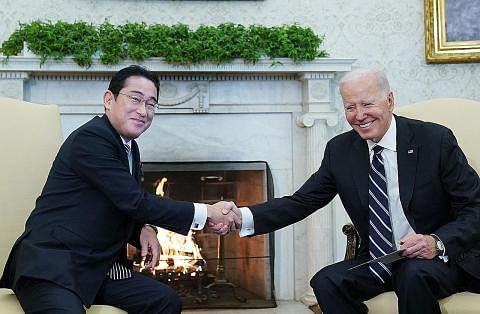 PERKUKUH HUBUNGAN: Presiden Amerika Syarikat Encik Joe Biden (kanan) berjabat tangan dengan Perdana Menteri Jepun Encik Fumio Kishida semasa pertemuan di Rumah Putih di Washington, DC. - Foto AFP