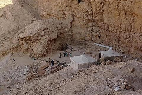 PENEMUAN ARKEOLOGI: Pakar arkeologi kelihatan bekerja di tapak kubur yang baru ditemui di wilayah selatan Mesir, Luxor. Makam baru itu, dipercayai berasal dari dinasti ke-18 yang turut menampilkan raja seperti Akhenaten dan Tutankhamun, dianggar beru