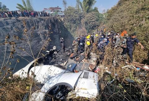 KEMALANGAN: Pasukan penyelamat Nepal berusaha mencari mayat mangsa di lokasi nahas pesawat yang membawa 72 orang di Pokhara di barat Nepal. - REUTERS