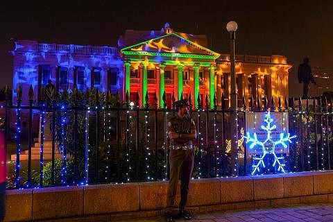 DIHIAS INDAH: Pegawai polis mengawal kawasan bangunan Parlimen di ibu kota Colombo bagi sambutan Krismas lalu. Suasana tenang sangat berbeza berbanding beberapa bulan lalu, di mana rakyat Sri Lanka mengadakan bantahan besar-besaran semasa krisis ekon