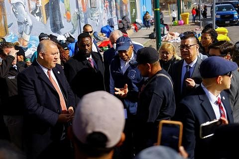MASALAH PENDATANG: Encik Eric Adams (dua dari kanan) berdiri di luar sebuah tempat perlindungan bagi pendatang semasa lawatannya untuk membincangkan isu imigresen bersama pihak berkuasa tempatan di El Paso kelmarin. - Foto REUTERS