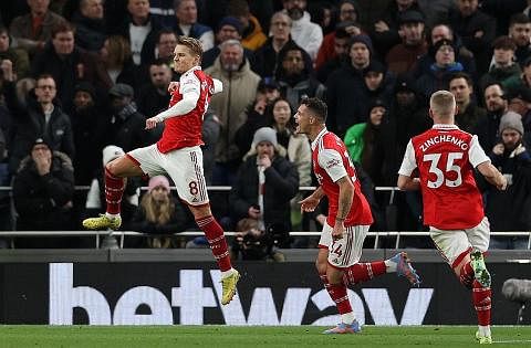 RAIKAN GOL: Pemain Arsenal Martin Odegaard (kiri) meraikan gol kedua Arsenal bersama Granit Xhaka (tengah) dan Oleksandr Zinchenko. - Foto AFP
