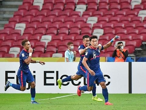 KEMBANG SAYAP: Song (depan) telah menjaringkan tiga gol dalam 16 perlawanan untuk Singapura. - Foto fail