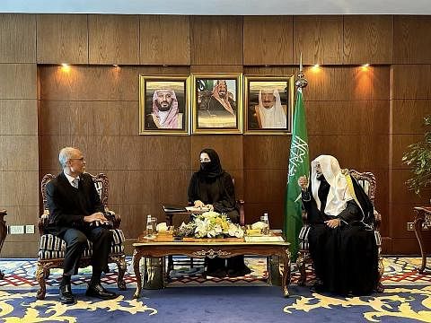 PERTEMUAN BERHARGA: Encik Masagos (kiri) antaranya telah menemui Menteri Hal Ehwal Islam, Dakwah dan Bimbingan Arab Saudi, Sheikh Dr Abdullatif Abdulaziz Al Sheikh di Riyadh. - Foto MASAGOS ZULKIFLI MASAGOS MOHAMAD / FACEBOOK