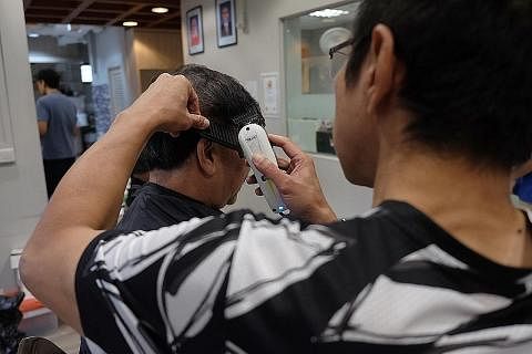 KEGIATAN BERMAKNA: Encik Deen (bukan nama sebenar) mendapat kepuasan dapat menyumbang kepada masyarakat dengan mengunting rambut warga emas melalui 'Projek Gunting'. - Foto BH oleh IZWANDI AZMAN