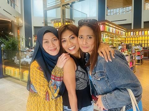 'GADIS' GELORA : Tiga wanita yang pernah memegang watak utama dalam drama 'soap opera' Gelora kekal cantik sampai sekarang. Fauziah Abdullah (kanan) lepaskan rindu berjumpa dengan para pelakon Rahimah Yusoff (tengah) dan Suzana Kassim (kiri). - Foto 