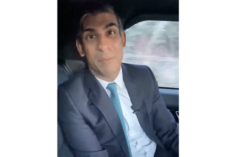 LANGGAR PERATURAN: Encik Rishi Sunak dilihat tidak memakai tali pinggang keselamatan di tempat duduk belakang kereta semasa merakam satu klip media sosial. - REUTERS